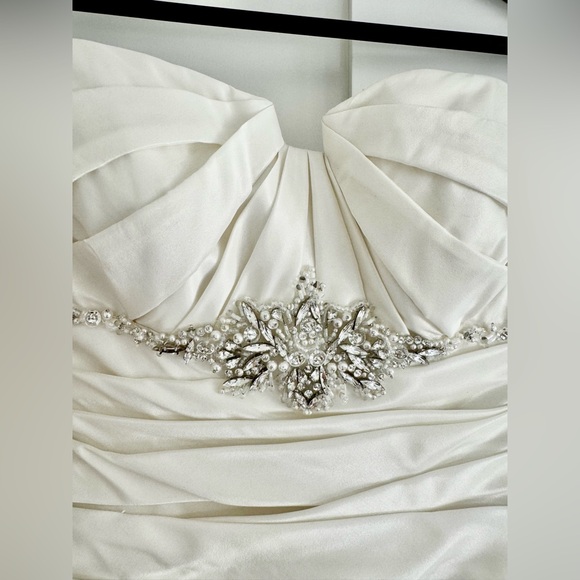 Maggie Sottero Wedding Gown size 4 (regular dress size 2) - Picture 5 of 13